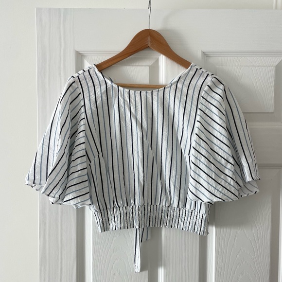 Moon River Women's White Flutter Sleeve Smocked Striped Crop Top Size L - Picture 3 of 5